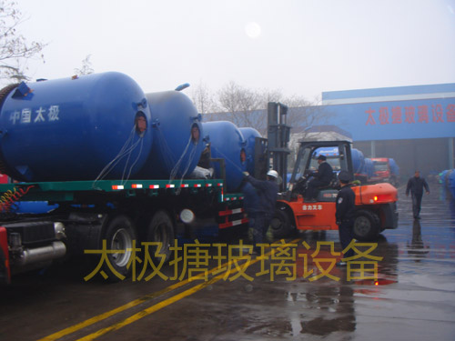 急用戶所急淄博太極搪瓷反應(yīng)釜冒雨裝車(chē)